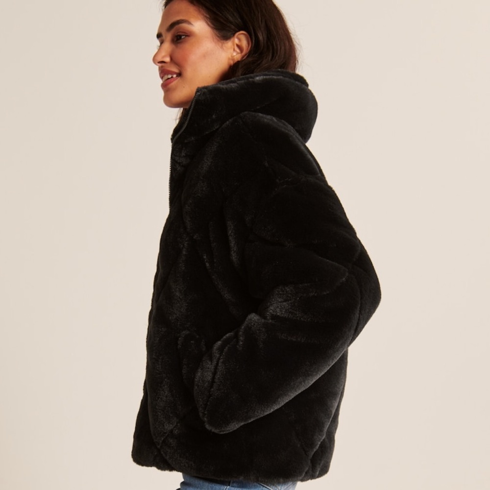 LAST CHANCE - Abercrombie Oversized Faux Fur Quilted Puffer Black - Picture 4 of 8